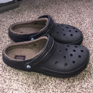MOCHA FUR LINED CROCS M8 W10